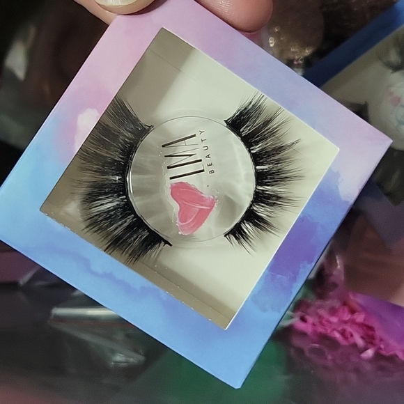 Lash Mystery Box - Makeup and Accessories Box - Picture 11 of 15